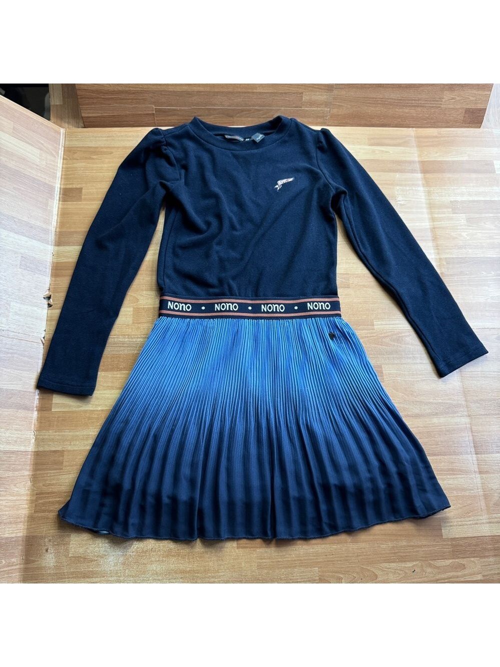 Nono long-sleeved dress with a dark blue top and pleated skirt size 7/8
